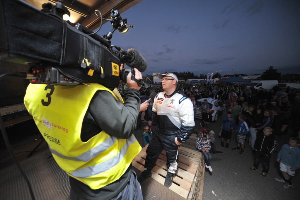 Som vinder af rallysprintet i Fårvang skulle Christian Jensen naturligvis give tv-interview, inden han kunne modtage pokal og champagne